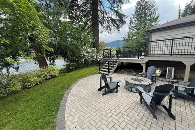Image de Large family-friendly waterfront house in Lake Cowichan