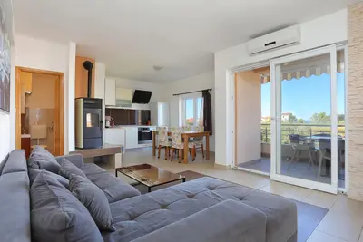 Image de Appartement de trois chambres avec la terrasse et la vue sur le mer Rogoznica (A-20077-a)