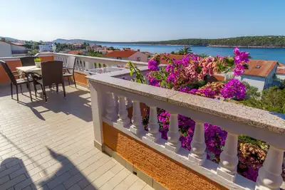 Image de Appartement de deux chambres avec la terrasse et la vue sur le mer Barbat, Rab (A-20080-a)