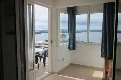 Image de Appartement d'une chambre avec la terrasse et la vue sur le mer Hvar (A-20114-b)