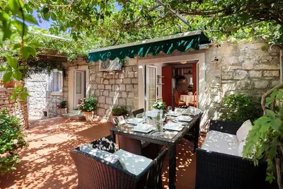 Image de Maison pour la famille avec les enfants près de la mer Sutivan, Brac (K-20131)