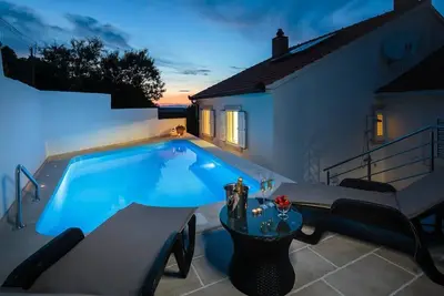Image de Maison pour la famille avec la piscine Nerezisca, Brac (K-20132)