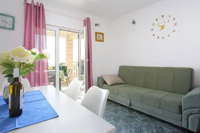 Image de Appartement de trois chambres avec la terrasse et la vue sur le mer Rogoznica (A-20142-a)
