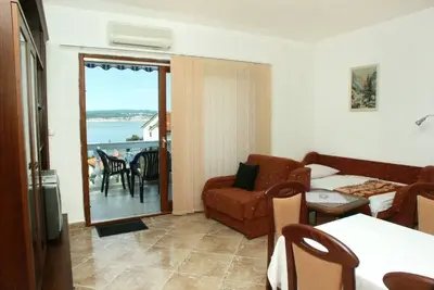 Image de Appartement d'une chambre avec la terrasse et la vue sur le mer Crikvenica (A-10437-a)