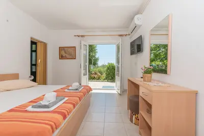 Image de Appartement de deux chambres avec la terrasse Brela, Makarska (A-20186-a)