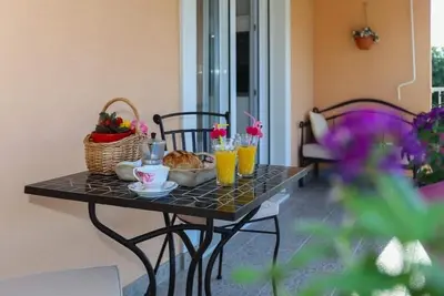 Image de Appartement de trois chambres avec le balcon et la vue sur le mer Kastel Gomilica, Kastela (A-20245-a)