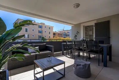 Image de Appartement de 100 m² climatisé à 50 m de la Place des Lices au 1er étage