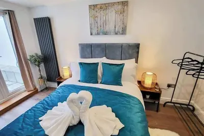 Luxury pad centrally located near Brighton Station