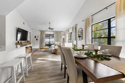 Image de This home has 3 bedrooms with 6 beds and 2 bathrooms making it perfect for 9 guests!