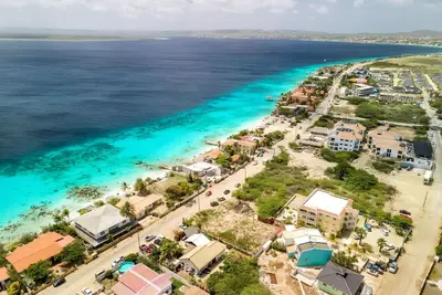 2 Bed 1. 5 Boutique home w pool, with Seaview deck 100 yrds from Bachelor's Beach