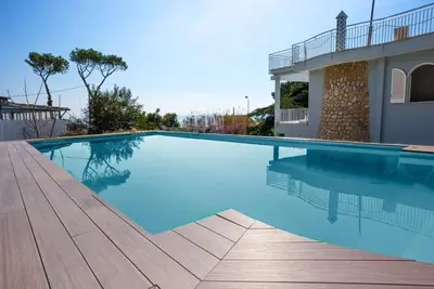 Image de Newly refurbished eight-bedroom villa for up to 16 guests on the Amalfi Coast
