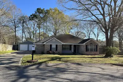 Image de Home located on cul-de-sac in quiet community