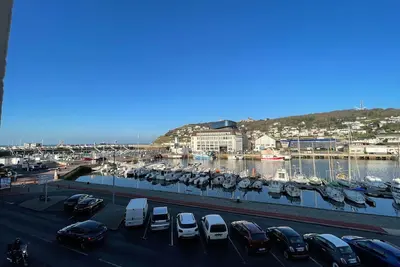 Image de Captain Yoo - Terre Neuvas - Suite du capitaine sur le port