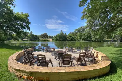 Image de #3 of 4 Treetop River Cabin: 6 guests +Kayaks+ Fishing+ Fire Pits=Family Fun!