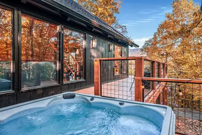 Image de Mtn Viewsl! Holiday Decor! Group Getaway Near Gsmnp! Foos\/HotTub\/Arcade🎮