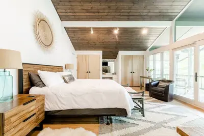 Image de Lakefront cottage with a private beach and dock
