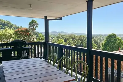 Image de This unique level home is situated on the upper level in a private setting, with mountain views