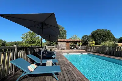 Image de Gîte Le Pigeonnier à Montignac-Lascaux, vaste jardin, piscine privée chauffée