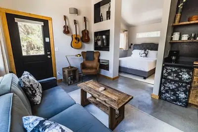 Image de Suite w\/ Views: \"Beautifully styled and so cozy! \"