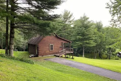 Image de Mountain Song Log Cabin \/Starlink Wifi, Trout Stream🐟, Near I-77 & Br Parkway🌄