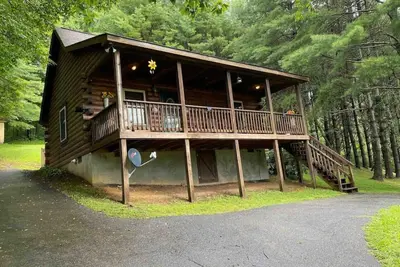 Image de Relax @ Mt. Melody Log Cabin. Brand New Hot Tub and Masterbath. by Trout Stream