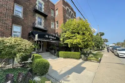 Image de Charming Renovated One Bedroom Apartment.
