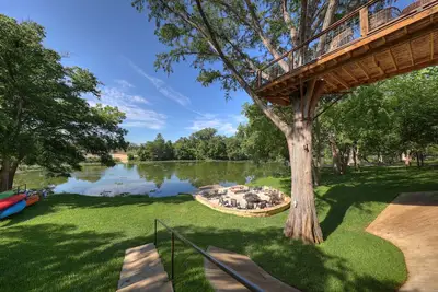 Image de #2 of 4 Treetop River Cabin: 6 guests +Kayaks+ Fishing+ Fire pits+ hammocks