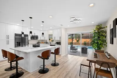 Image de Modern, newly remodeled with private heated pool.