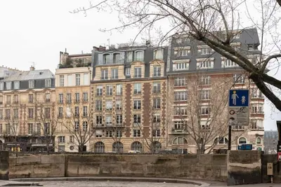 Image de Sitting Right On The Banks Of Seine-St Germain Quai Des Grands Augustin