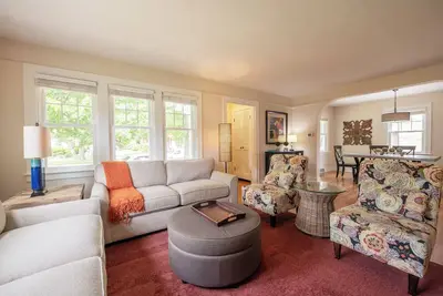 Image de Charming 4 Bedroom Cottage w/Screen Porch - Walk To Beach & Town