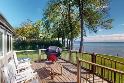 Hart’S Haven  Lakefront Cottage in Waupoos. Close to The Sandbanks and wineries.