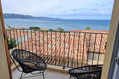 Mini villa moderne avec terrasse face à la Mer à côté de la plage