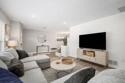 Image de Adorable house with private pool- 15min from the Beach!