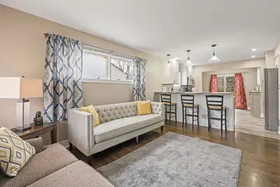 Image de Benson. Cozy pet friendly living. No pet fees.