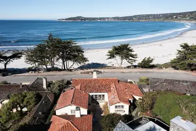 Image de Located on Carmel’s most exclusive street overlooking Carmel Beach.