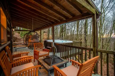 Image de Serene Mtn cabin, views, hot tub, skiing, hiking, close to Asheville