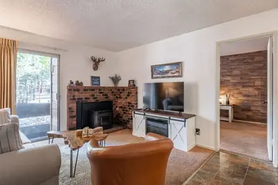 Image de Cozy Cabin-Style Condo in Central Location