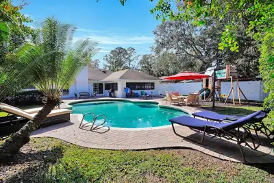 Image de Mer-Mazing Poolside Estate
