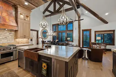 Image de Sunflower Chalet by Vail Butler – Ski In / Ski Out Access, Newly Renovated!
