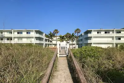 Image de 2 Bed 2 Bath Cocoa Beach - 1st floor, beach & pool access.