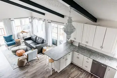 Image de Peaceful Lakefront Getaway with Ping Pong!