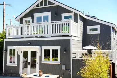 Image de Charming modern bungalow w/ hot tub steps away from the beach