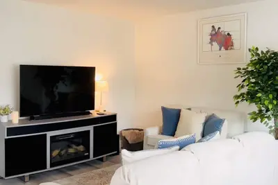 Image de Cozy Home near Mb & Lax