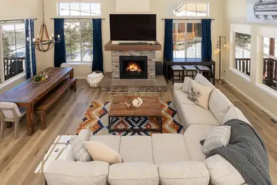 Image de Newly remodeled slopeside ski-in/ski-out home