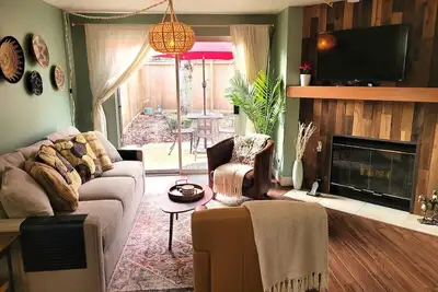 Clean and Walkable 2br/2. 5Bath West Seattle Townhouse