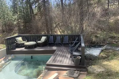 Image de Agua Caliente - Private Hot Spring Cabin and year round creek!