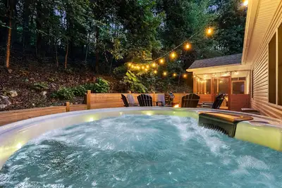 Image de Luxury Retreat~Hot Tub~Sauna~Game Rm~2 King Suites~Toys~Flower on the Mountain