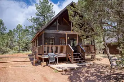 Image de Cozy cabin w\/ loft, private hot tub, near Bison Ranch, sleeps 6
