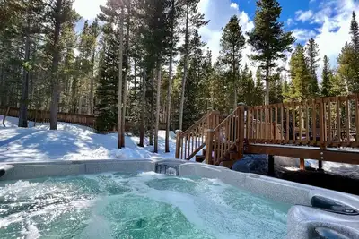 Image de Spacious Mtn Cabin- with Hot Tub, Game room, Skiing, rafting, views and more!