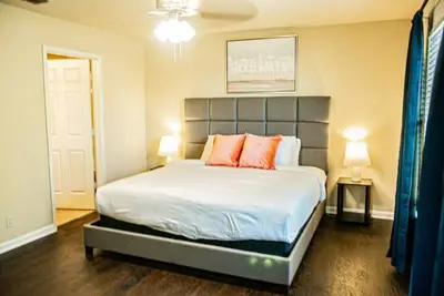Image de Classic Luxe| 2900Sqft |9beds | 3. 5bath| Sleeps12